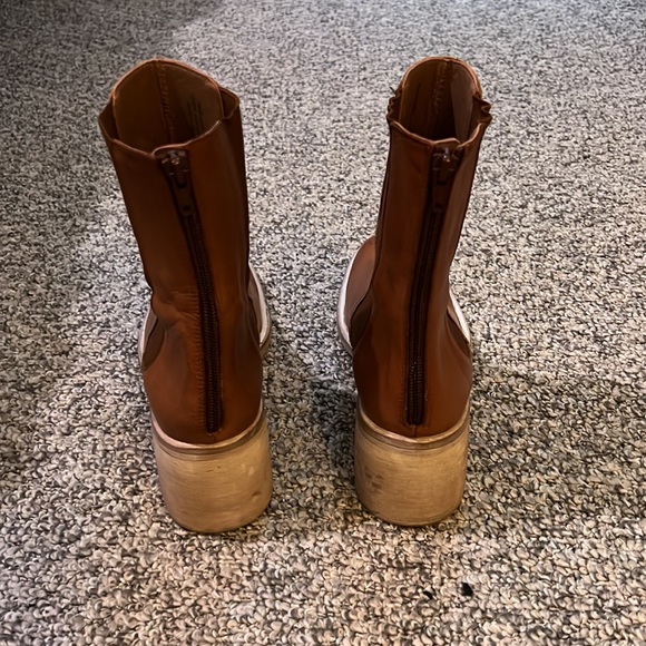 Essential Chelsea Boot - Picture 7 of 12